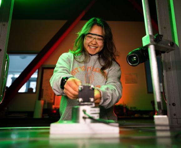 现任女友盛田昭夫, 机械工程专业, works on a project in the 工程与计算机科学学院's advanced manufacturing lab.