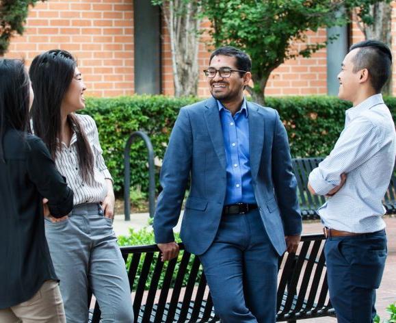  Professor Sachin Shah outside with PharmD 学生